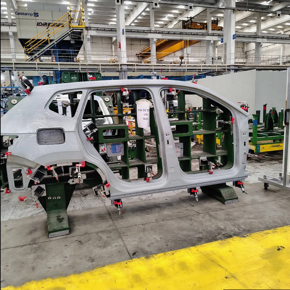 Auto en reparación en la empresa Gestamp.