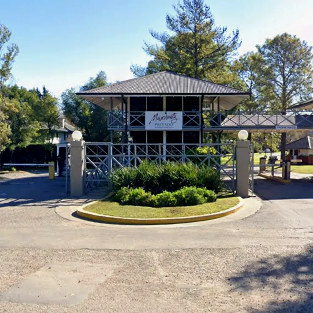 Entrada al country Maschwitz Privado. donde un hombre fue atacado por dos perros.