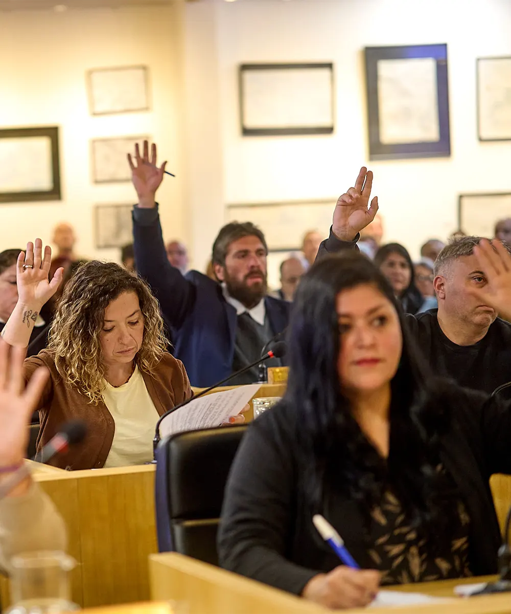 Concejales votando a mano alzadac la creación del Registro de Barrios