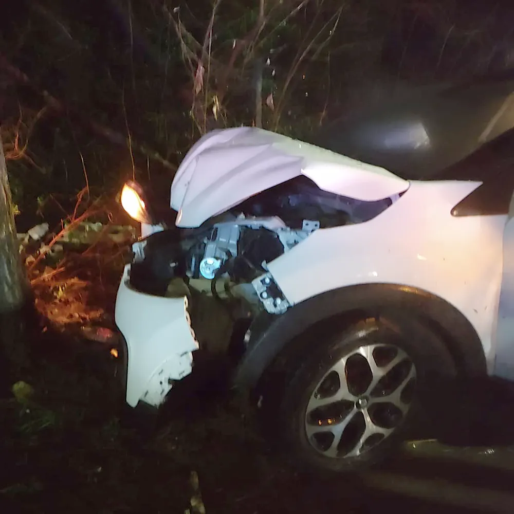 Da&ntilde;os visibles en el frente de un Renault Captur blanco.