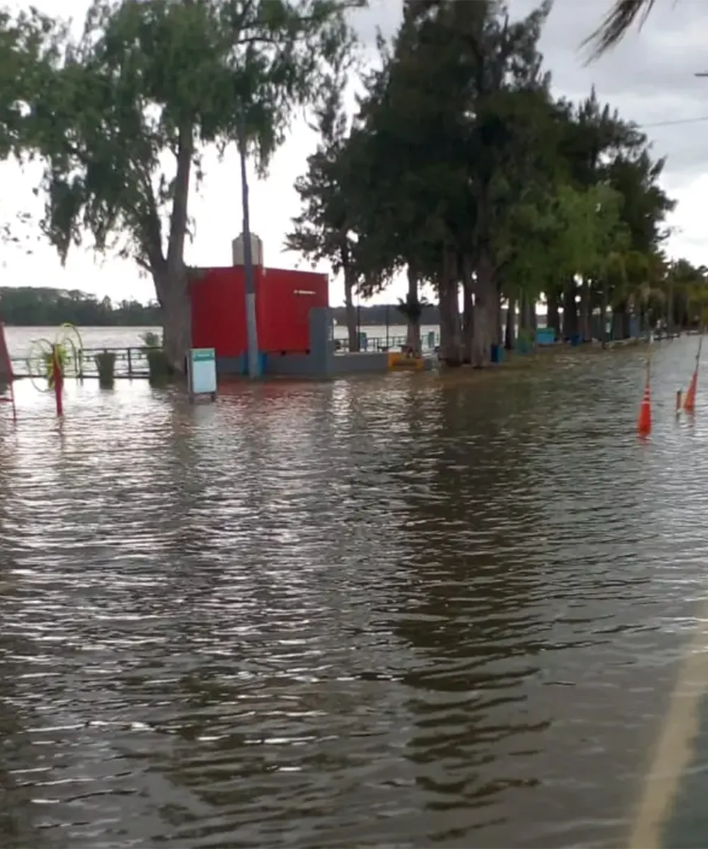 Costanera de Escobar anegada por sudestada