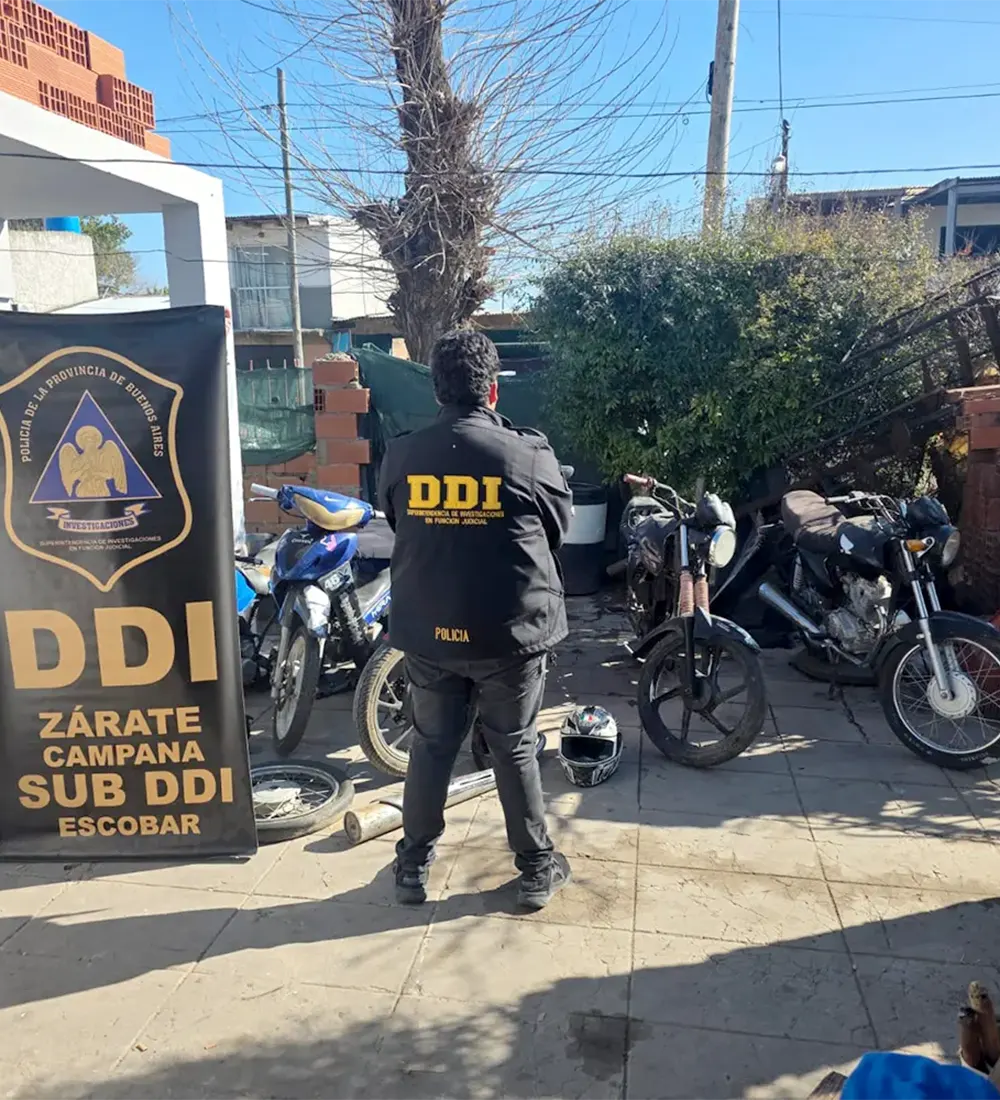 Personal de la Sub DDI de Escobar con las motos en desarmadero de Savio.