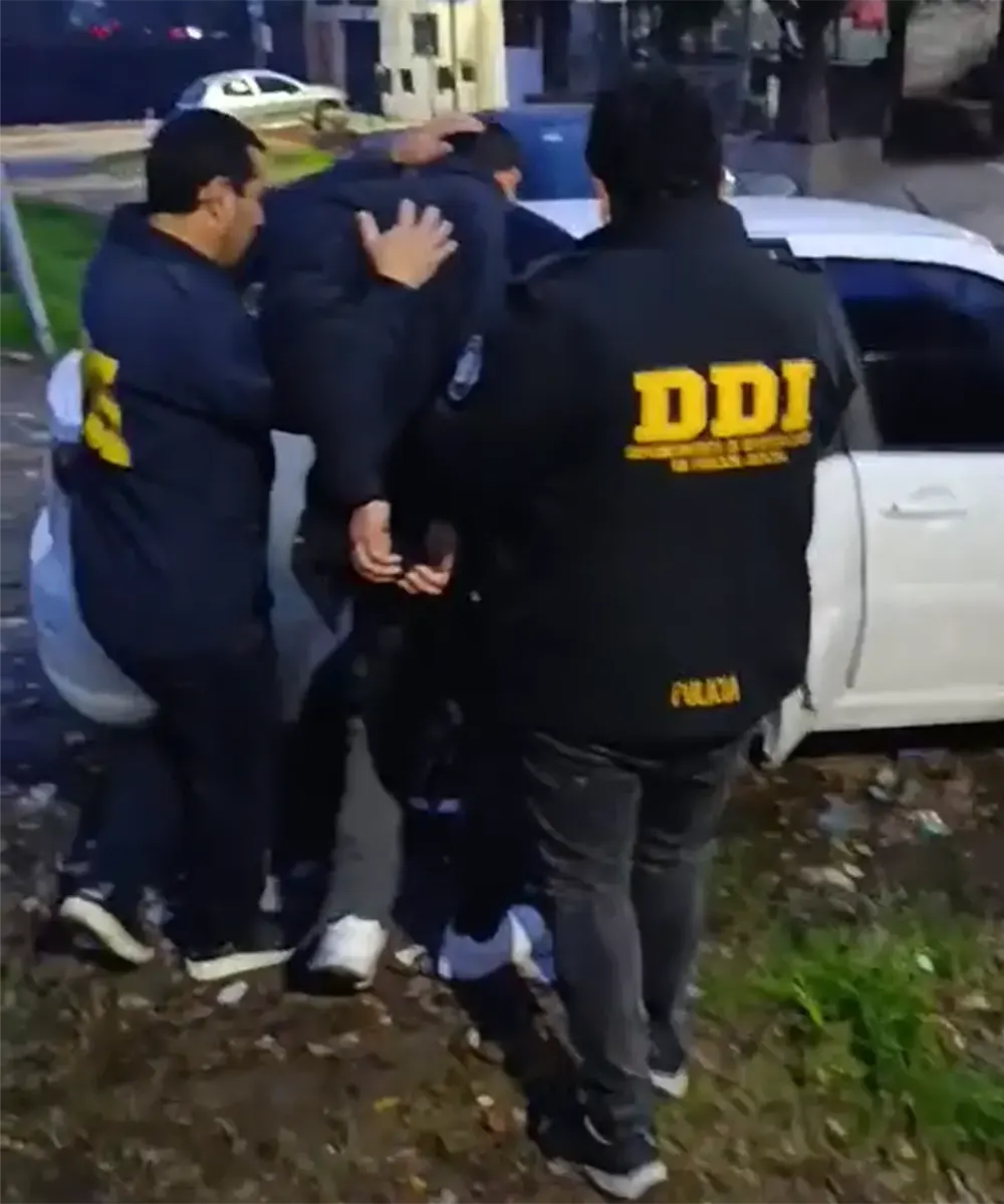 Efectivos trasladando al acusado.