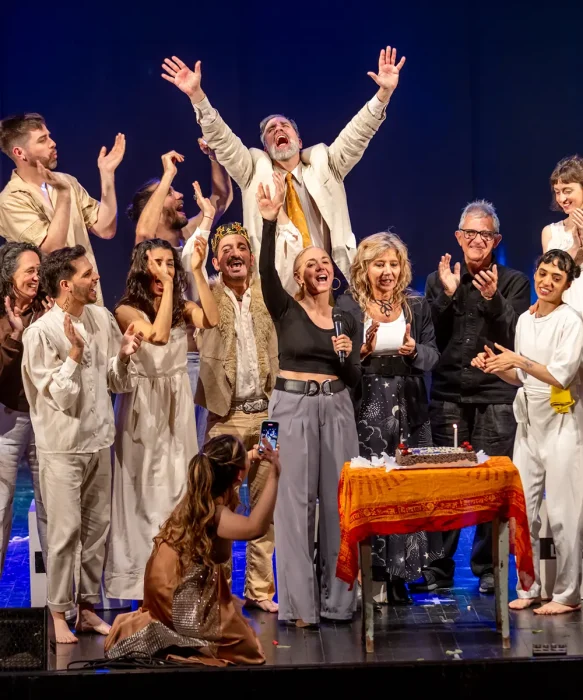 En el escenario, el elenco junto a su directora, Tamara Limes Alamprese