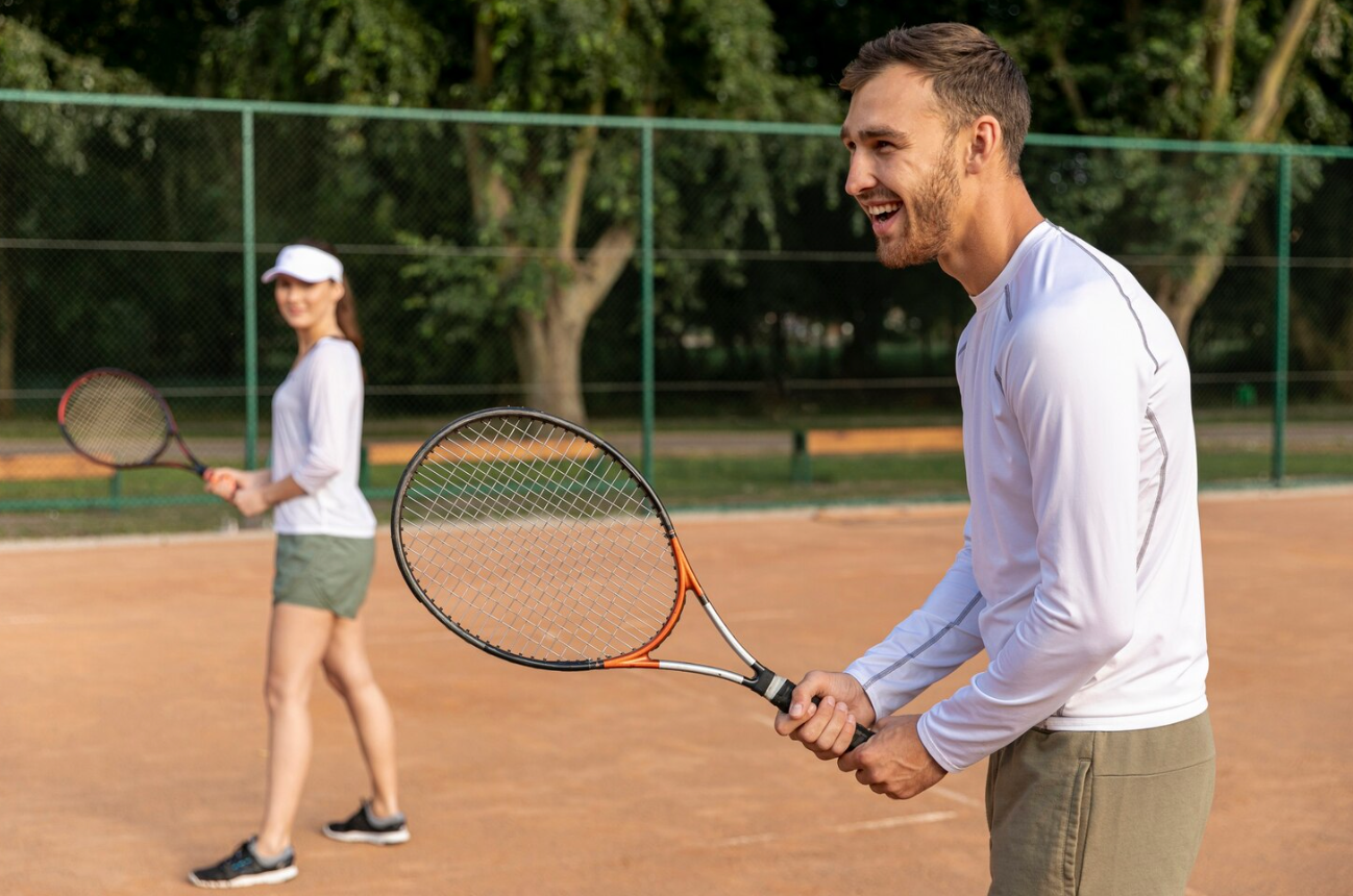 pareja mixta de tenis en una cancha