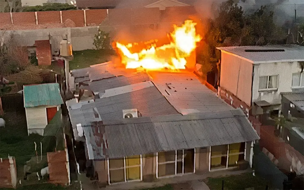 Un voraz incendio provocó graves daños materiales en una vivienda de Escobar