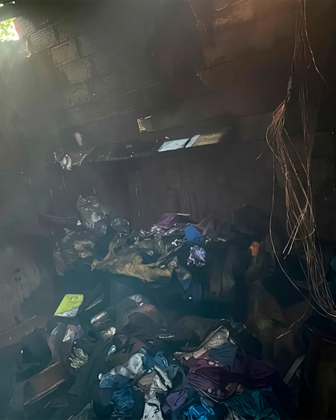 Daños en el interior de la vivienda incendiada.