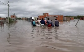 Evacuados salen en un gomón de un barrio de Savio
