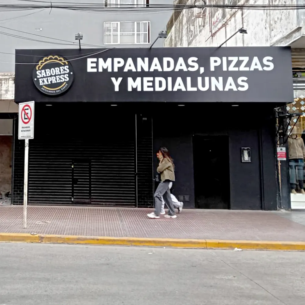 Local de Sabores Express en calle Rivadavia.