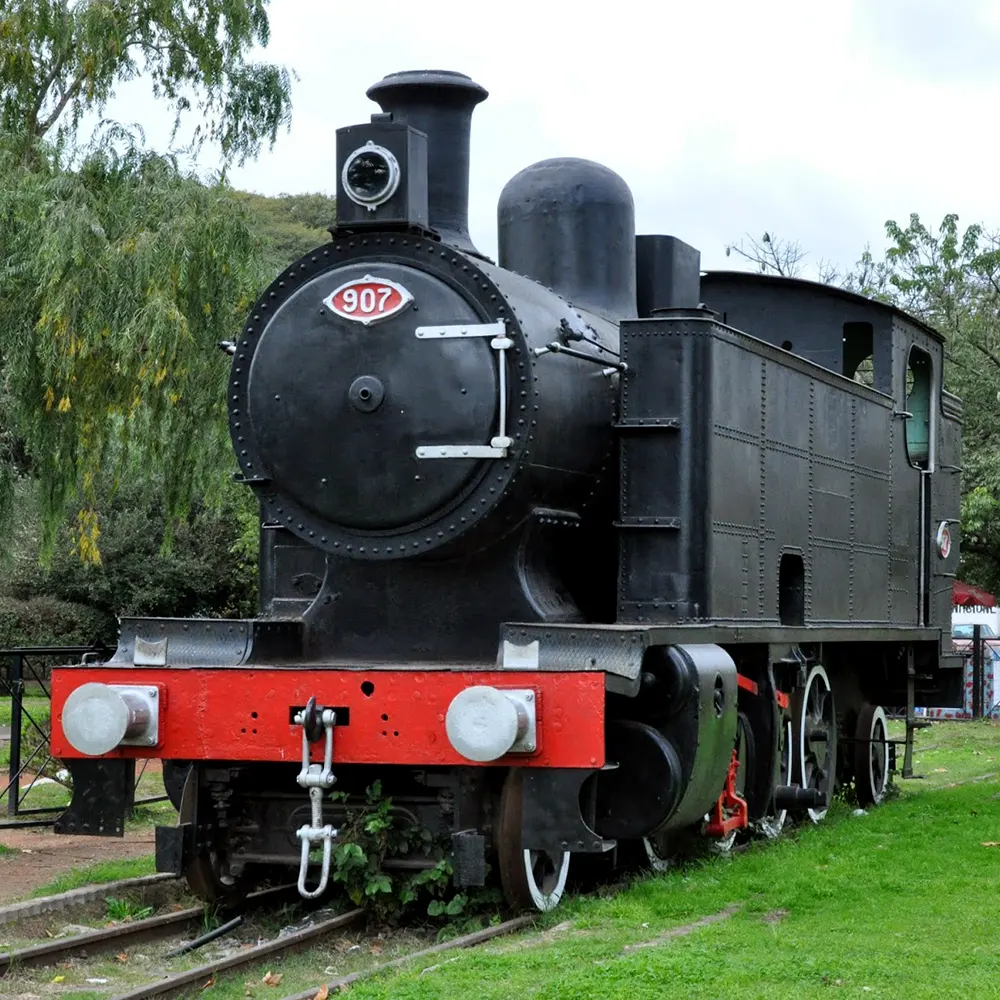 La locomotora exhibida en la estación de Escobar.