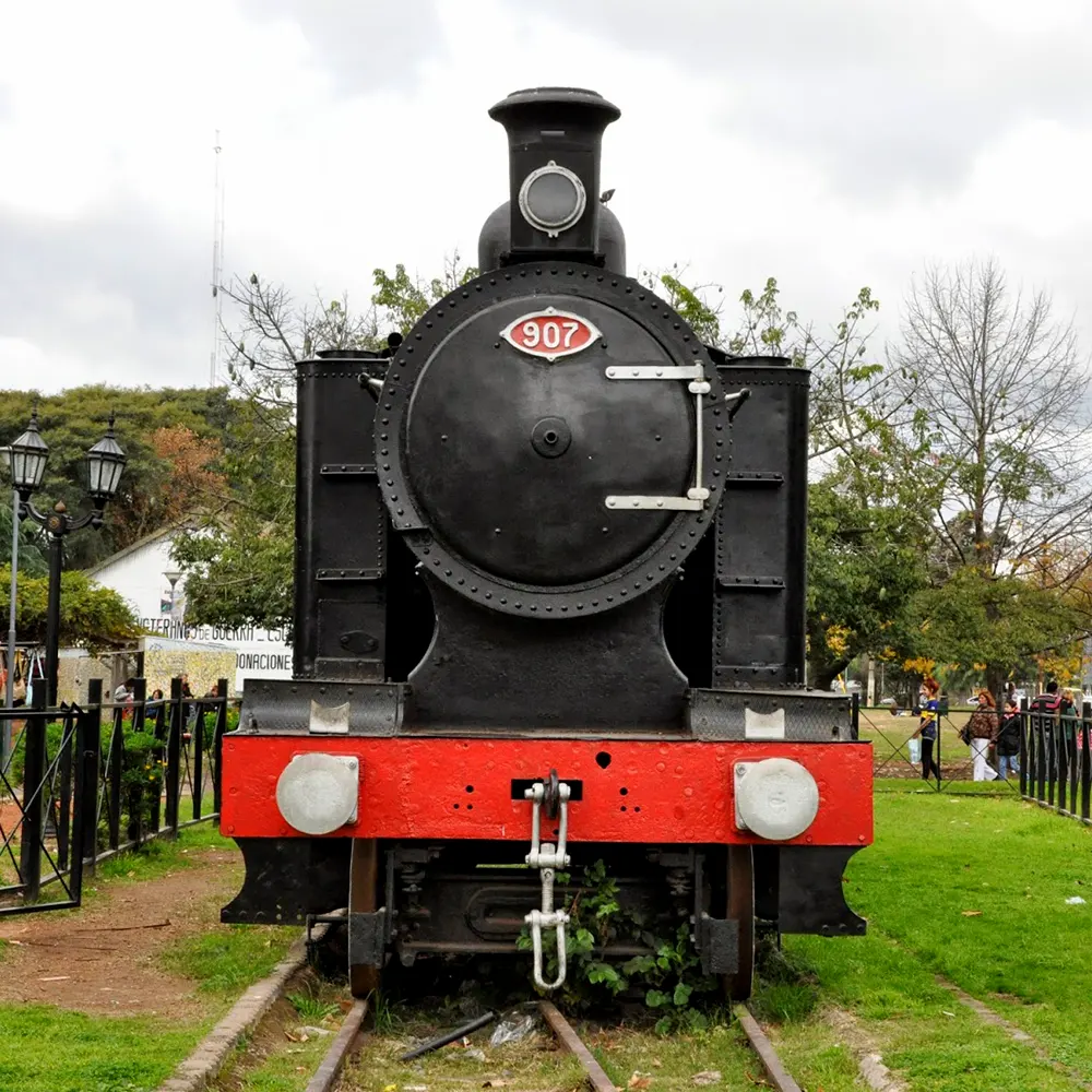 La locomotora exhibida en la estación de Escobar.