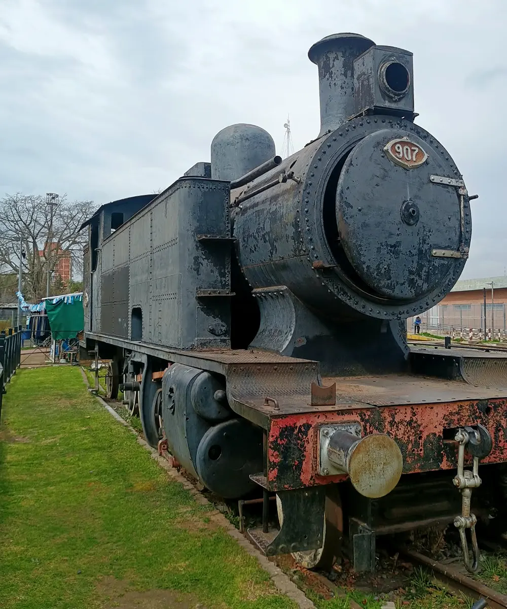 El estado de la histórica locomotora luego del incendio.