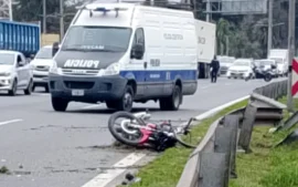 La motocicleta a un costado de la calzada tras el impacto contra un auto,