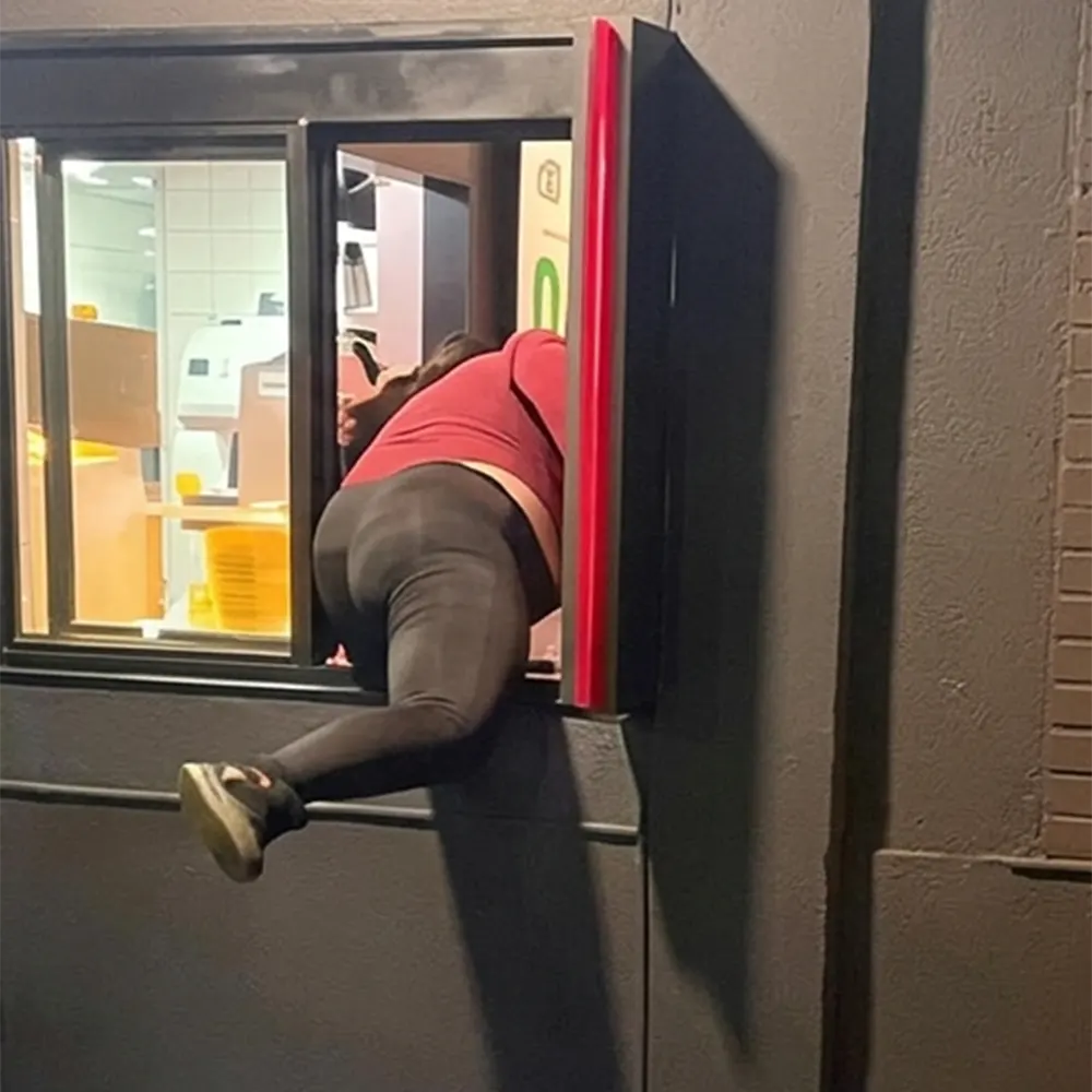 Una mujer entr&oacute; al comercio por el autoservicio.