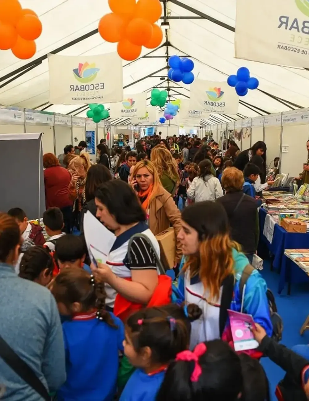 Pasillo del predio donde se realiza la Feria del Libro