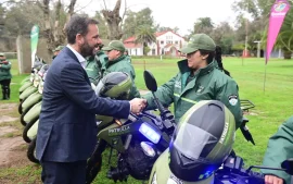 El intendente Sujarchuk junto con personal de la nueva patrulla ambiental.