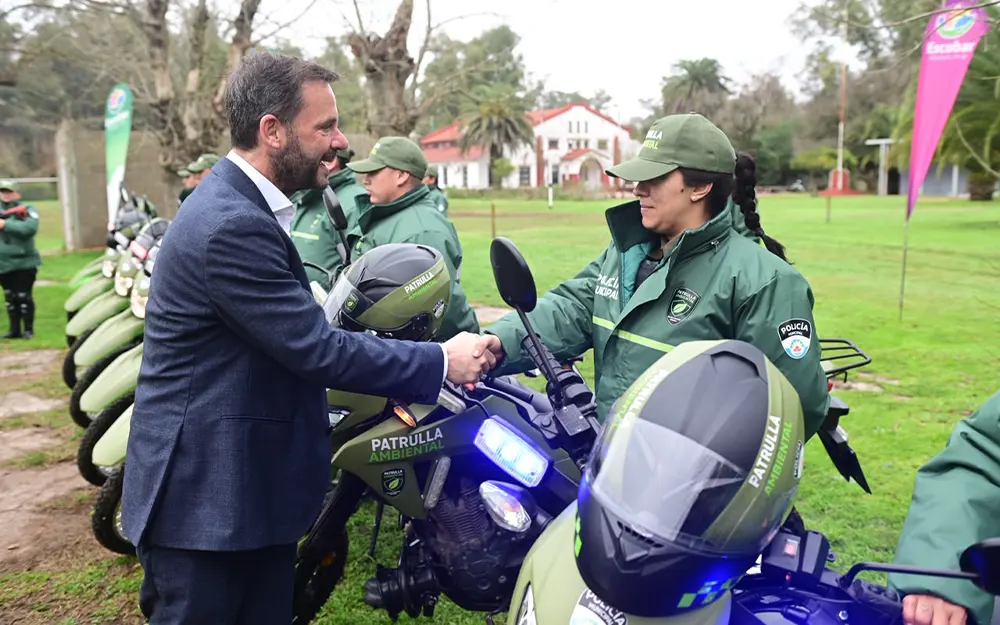 patrulla ambiental El intendente Sujarchuk junto con personal de la nueva patrulla ambiental.