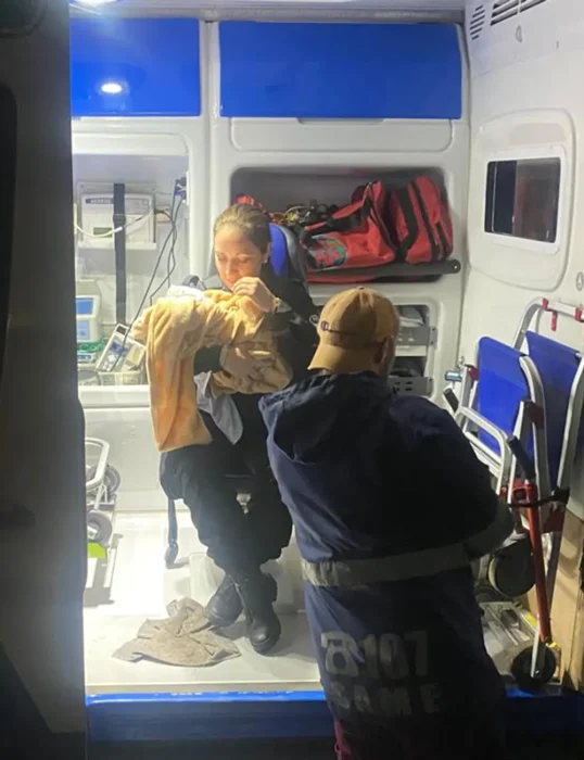 La mujer policía que asistió el parto en la ambulancia del SAME junto al bebé.