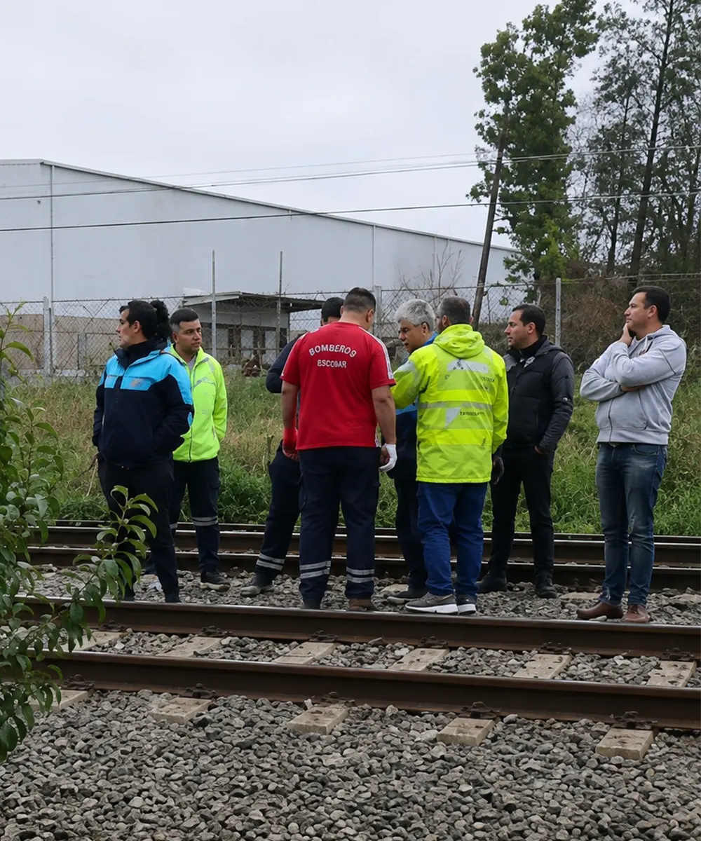 Bomberos y policías en el lugar de la tragedia