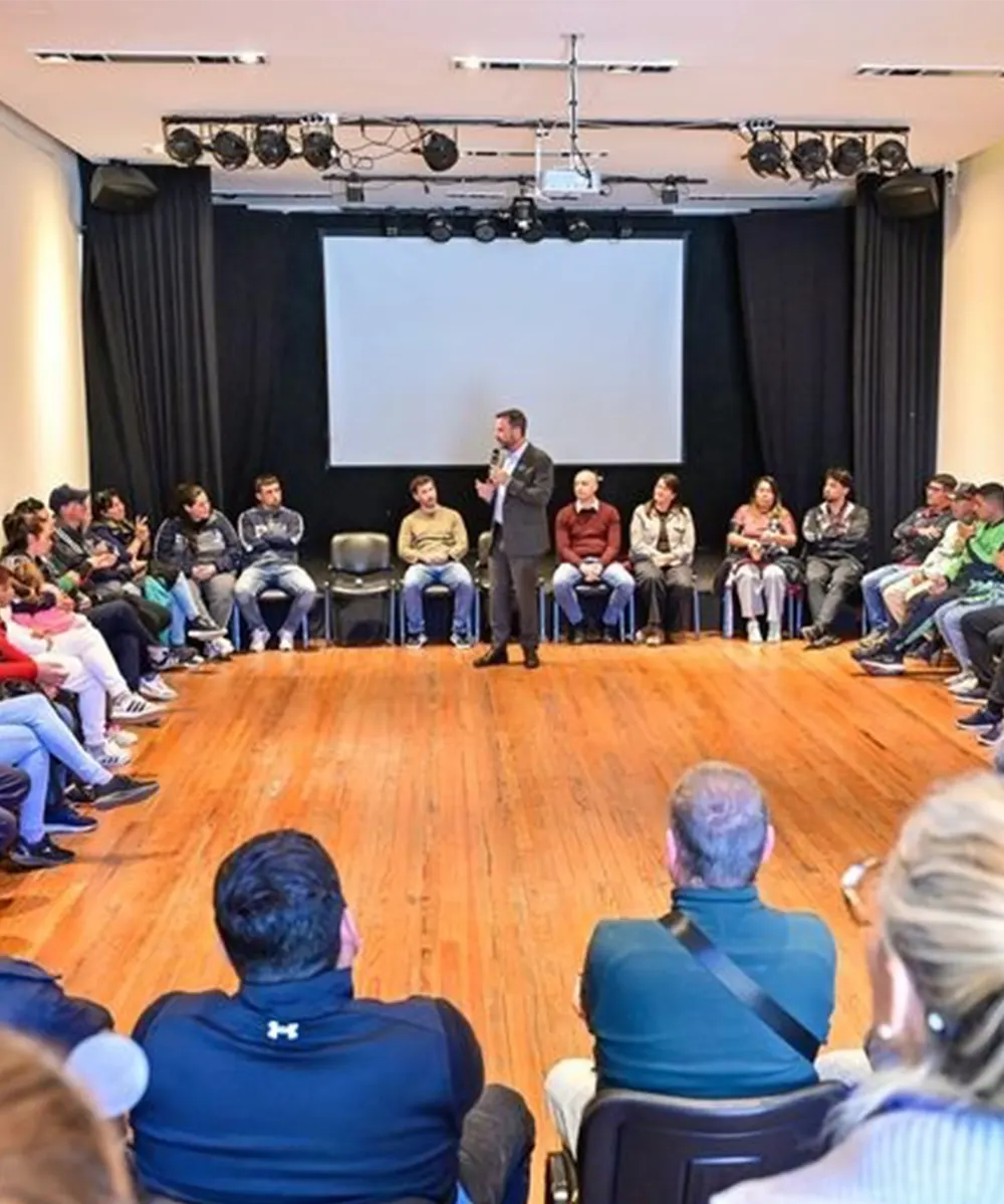 Sujarchuk, de pie, habla ante los representantes de los clubes.