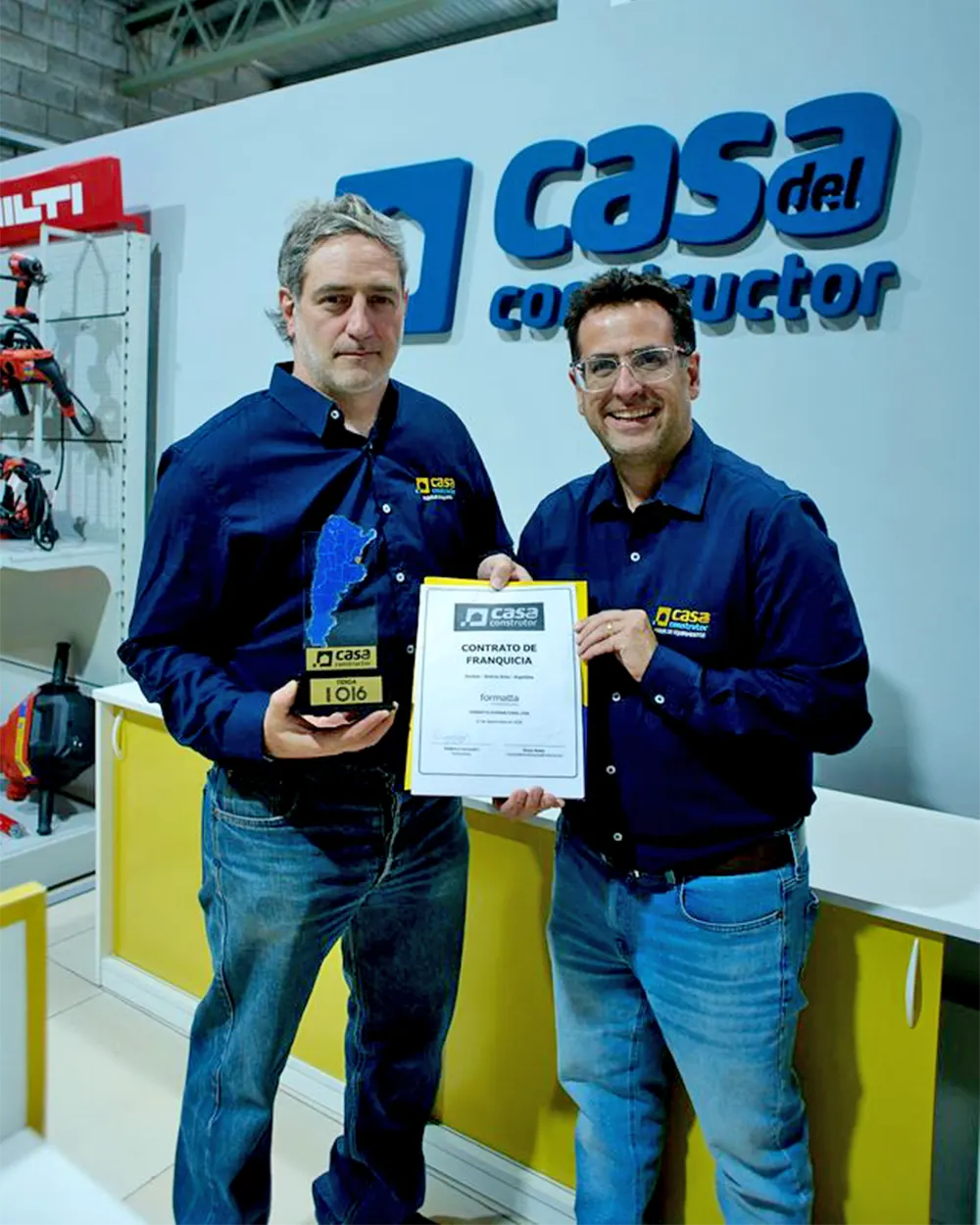 Bruno Arena, VP Internacional de La Casa del Constructor, y Federico Ceconello, franquiciado