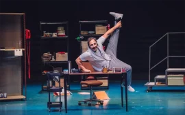 Ariel Staltari sobre la mesa interpretando a uno de sus personajes