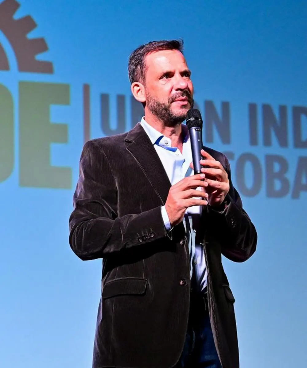 Sujarchuk hablando a los industriales desde el escenario.