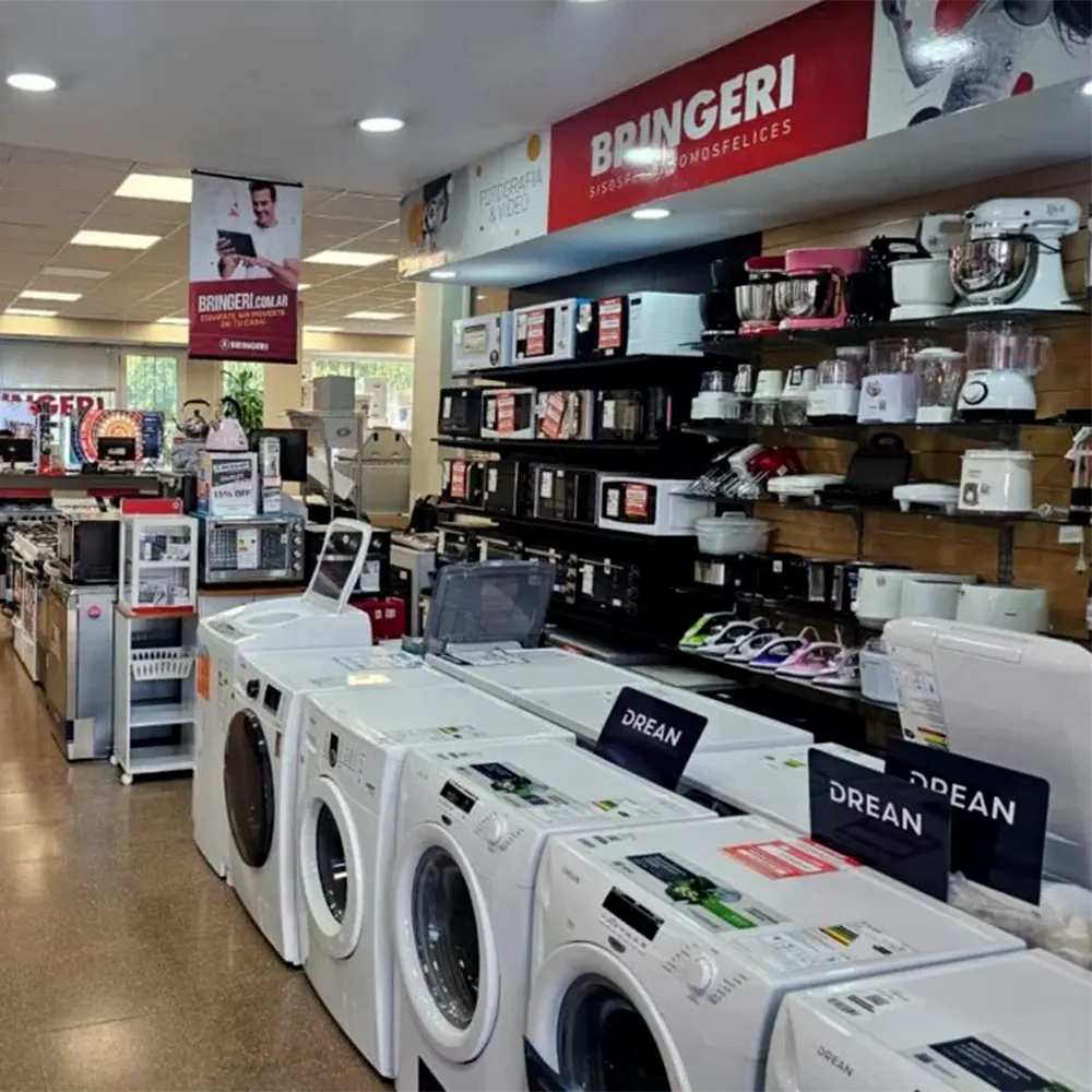 El interior de Bringeri con exhibici&oacute;n de lavarropas y electrodom&eacute;sticos