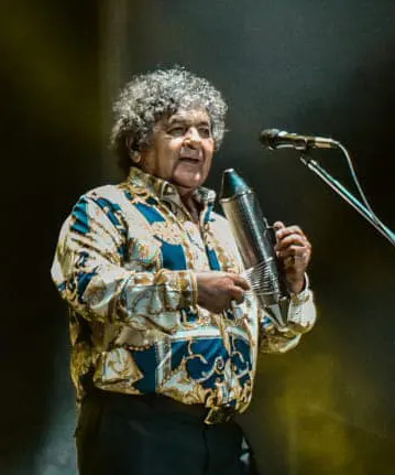 Cacho de Los Palmeras sobre enscenario.