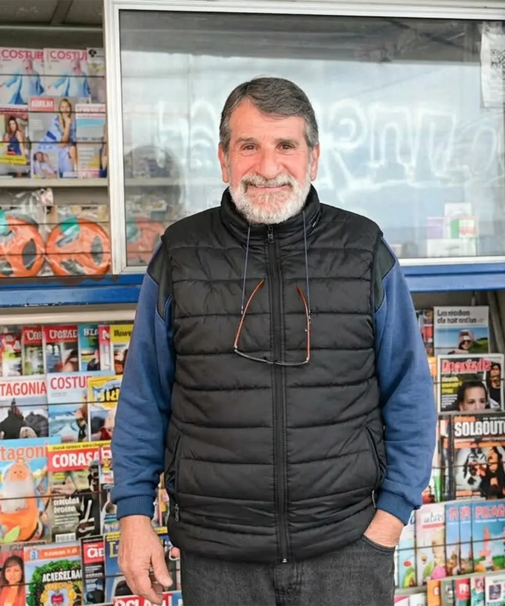 &ldquo;Pocho&rdquo; Ca&ntilde;a en su kiosco de diarios y revistas de  Mitre y Tapia de Cruz.