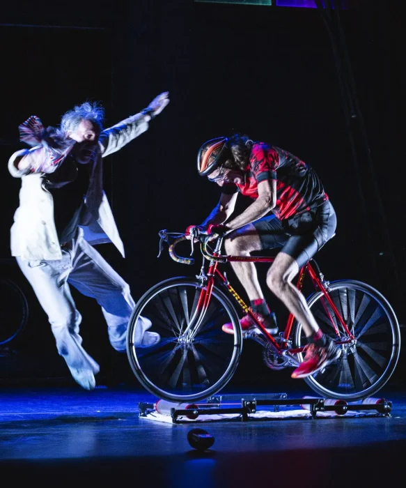 Mauricio Dayub y Gustavo Luppi, durante una escena, uno de los personajes en bicicleta y el otro apuntándolo.