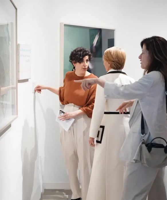 Gente viendo la exhibici&oacute;n de arte en Malba Puertos
