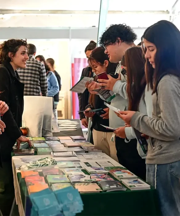 Chicos en un stand de la Feria del Libro.