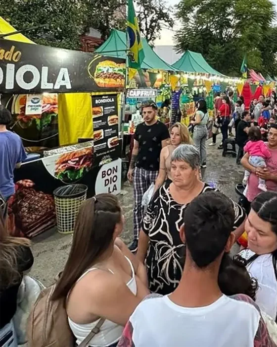 Gente recorriendo la Feria D'Gustar 