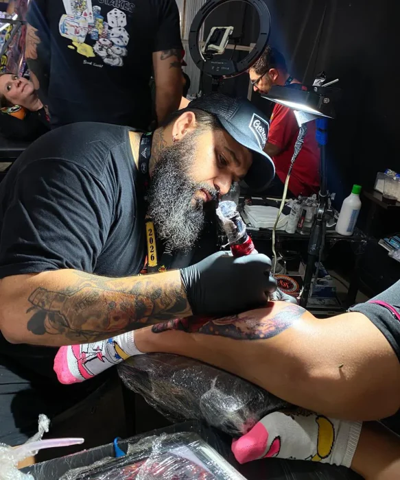 Un artista trabaja sobre una nueva pieza.