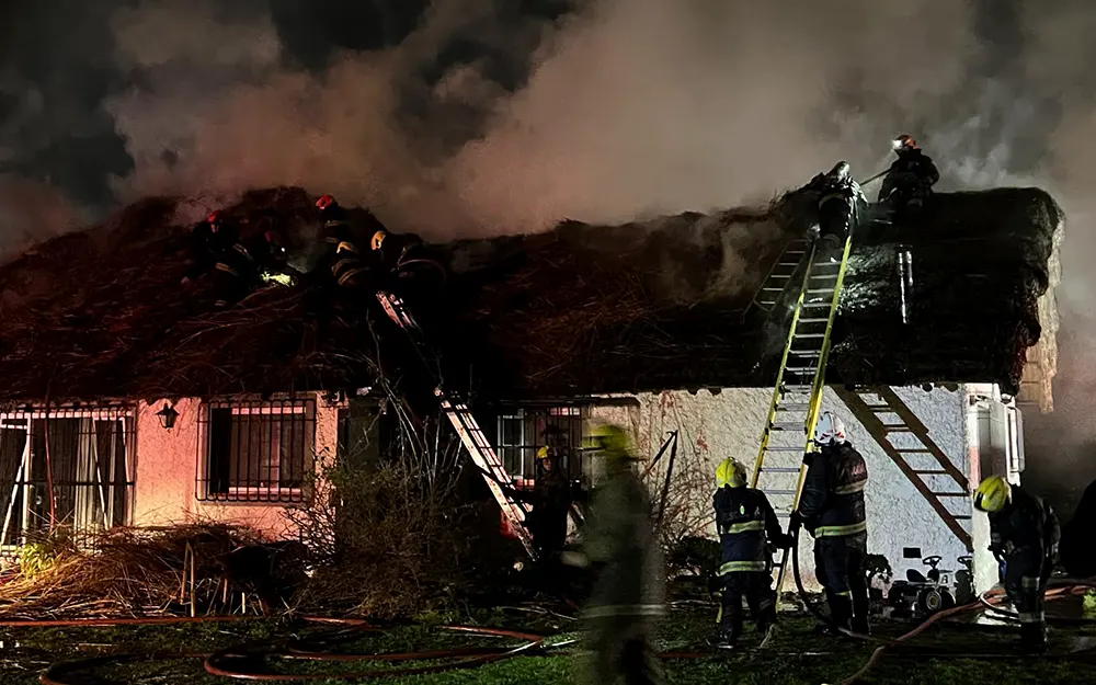 Voraz incendio destruyó una vivienda con techo de paja en Matheu