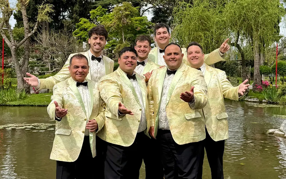 Antes de su show en el Seminari, Los Palmeras grabaron un video en el Jardín Japonés
