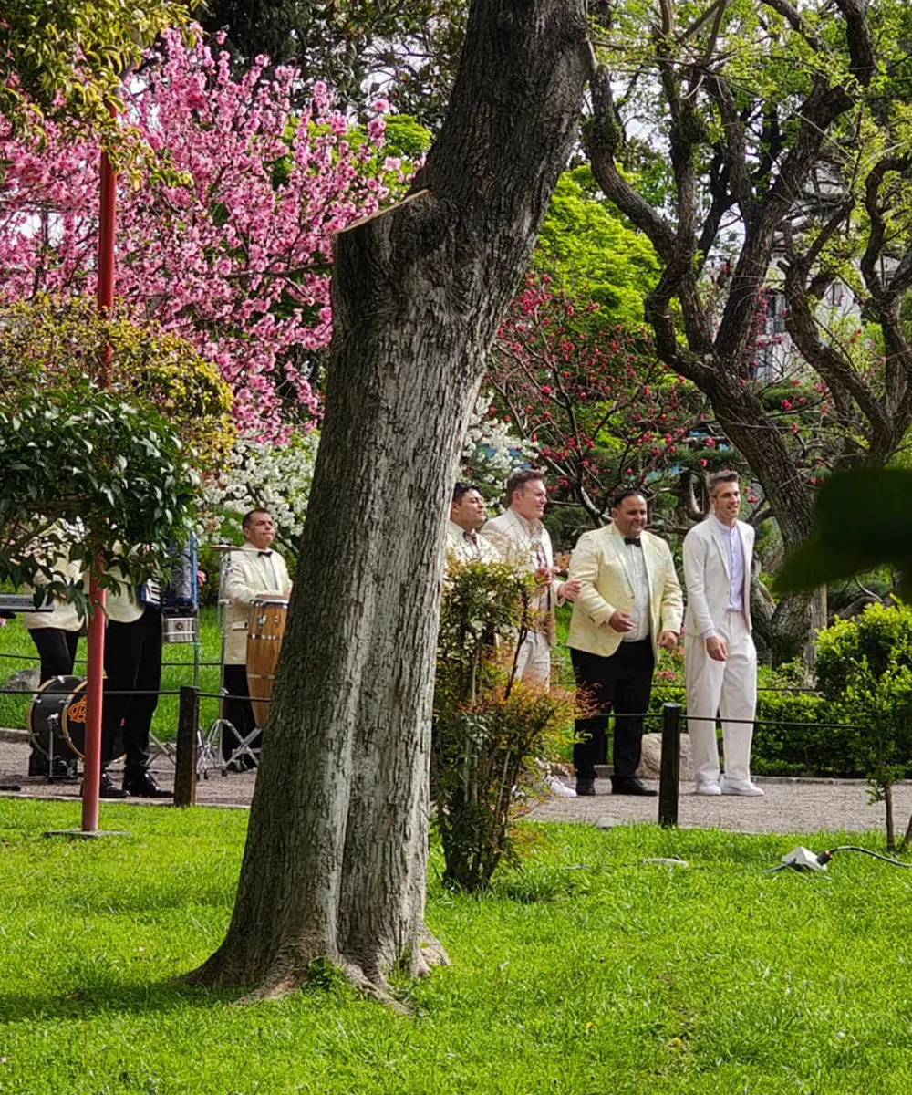 La banda filmando un video en el Jard&iacute;n Japon&eacute;s