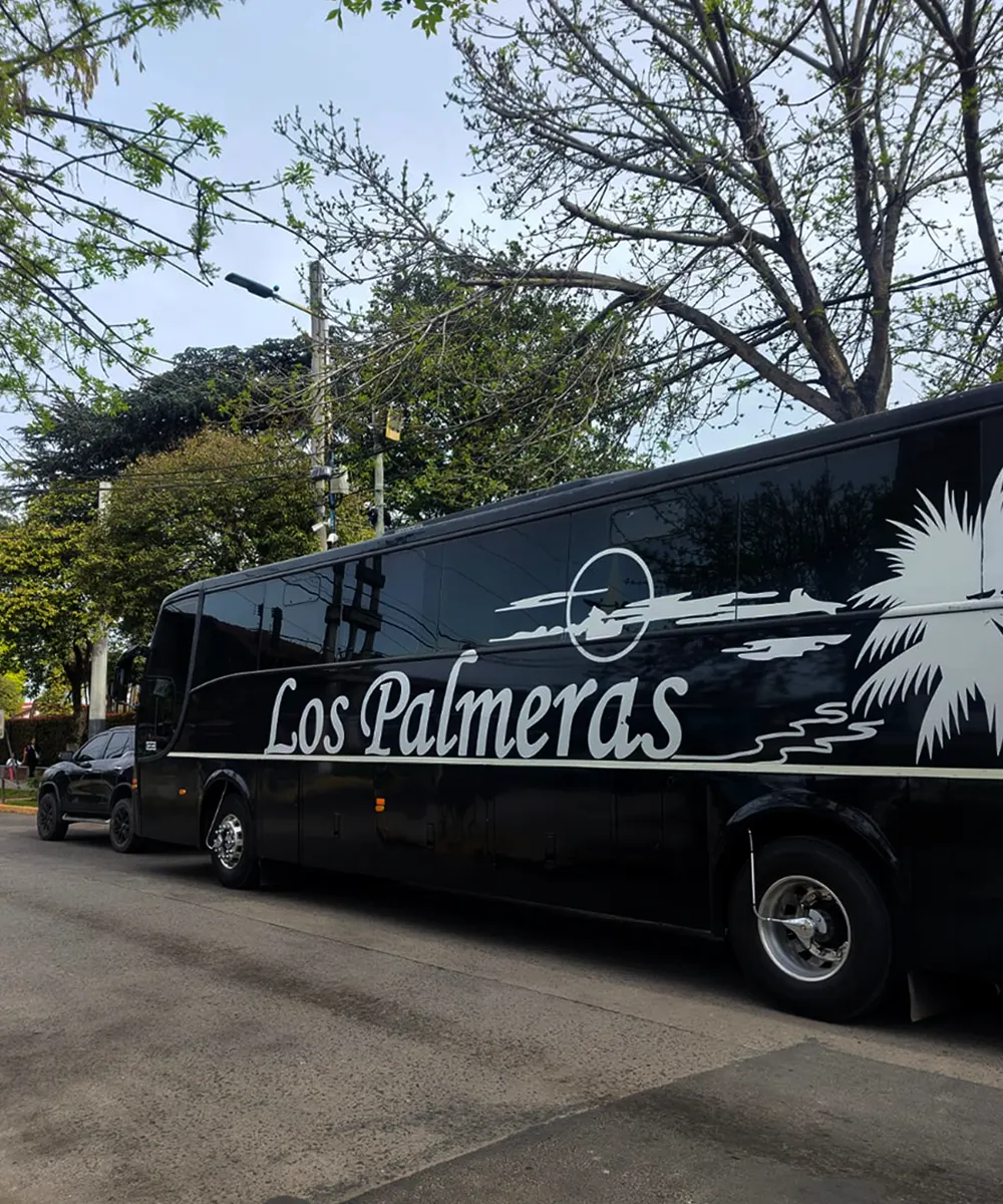 El &oacute;mnibus de los palmeras estacionado frente al jard&iacute;n japon&eacute;s.