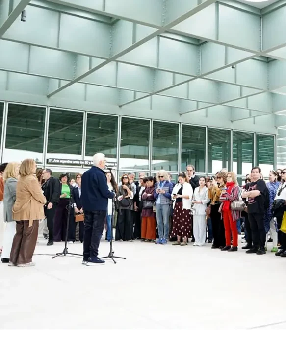 Autoridades e invitados en la inauguraci&oacute;n de la muestra en Malba Puertos