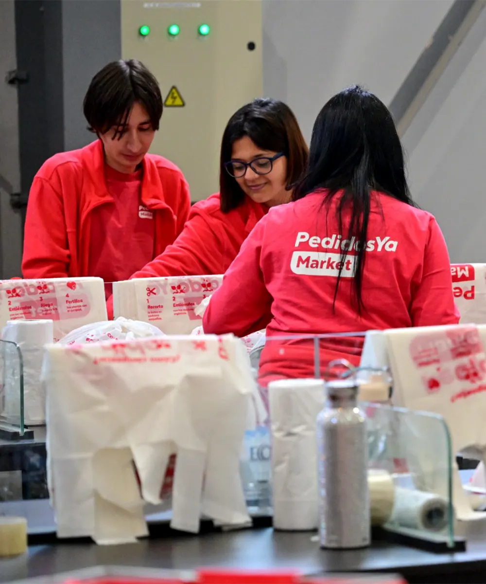 Empleadas de PedidosYa trabajando
