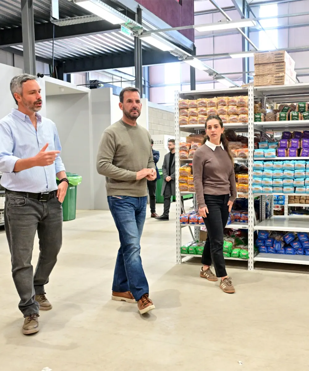 El intendente recorriendo las nuevas instalaciones de PedisosYa Market