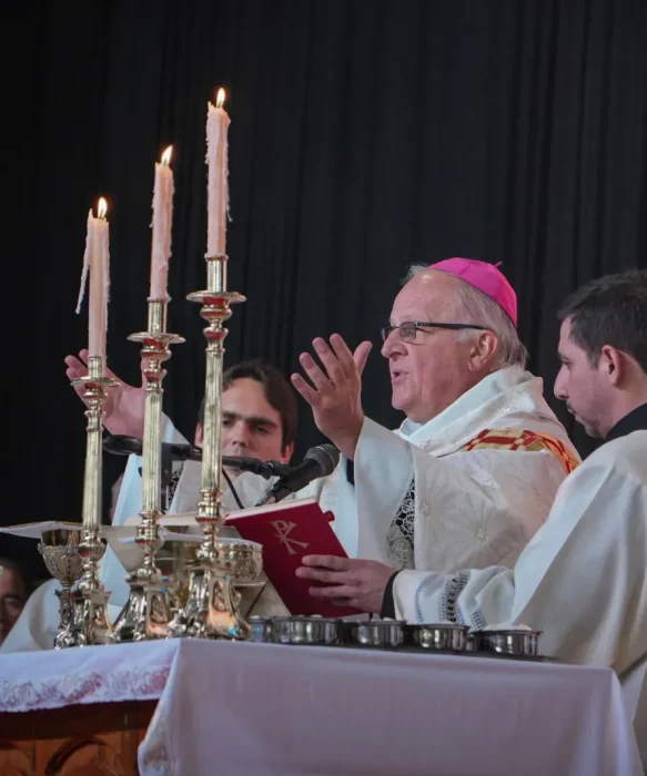 Monse&ntilde;or Michael Banach celebrando misa

