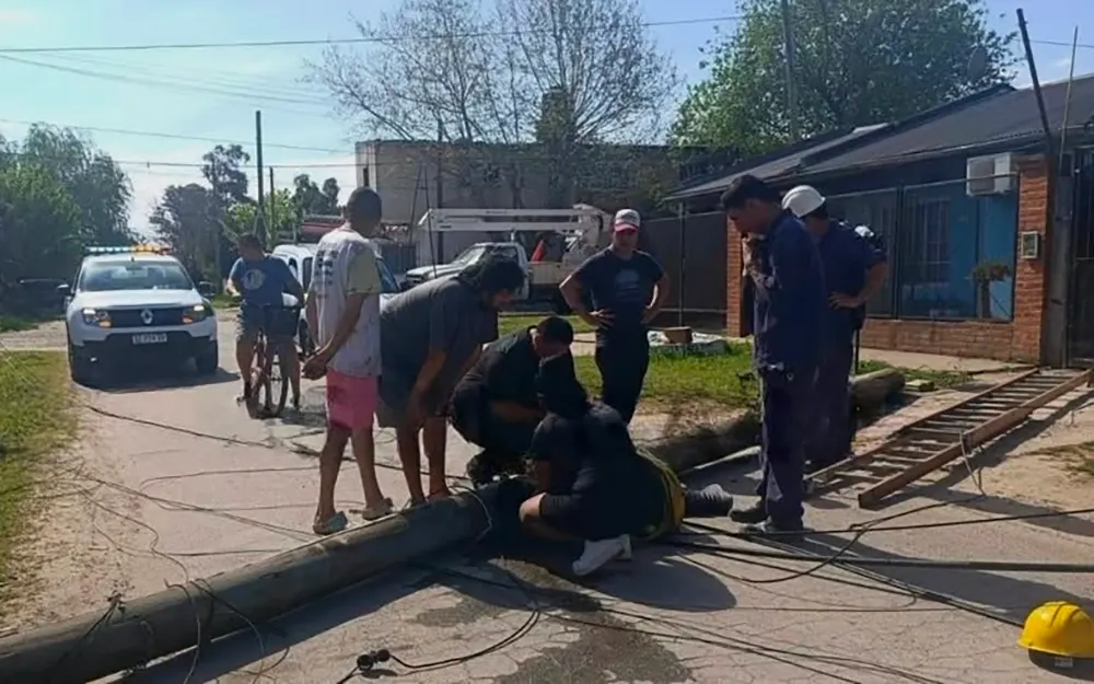 Operario herido junto a un poste de Edenor caído en Maschwitz.