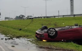 auto volcado en un zanjón