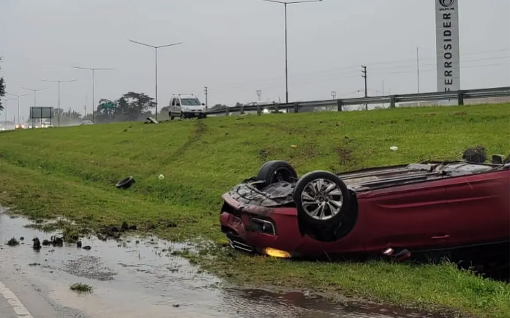 Circulaba por la autopista bajo la lluvia, despistó y volcó en un zanjón
