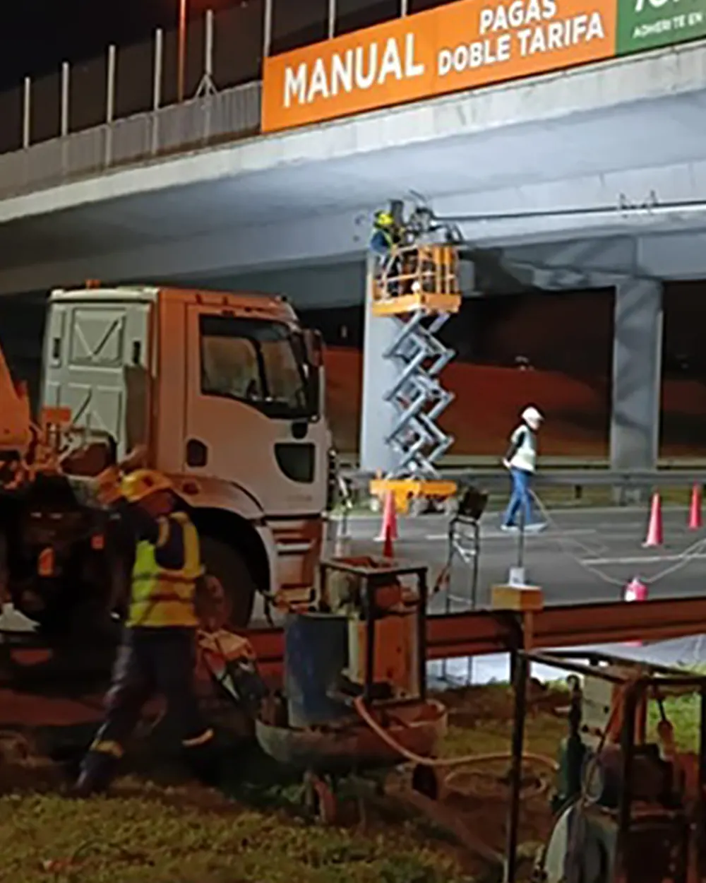 Personal de Ausol trabajando en el puente de Garín