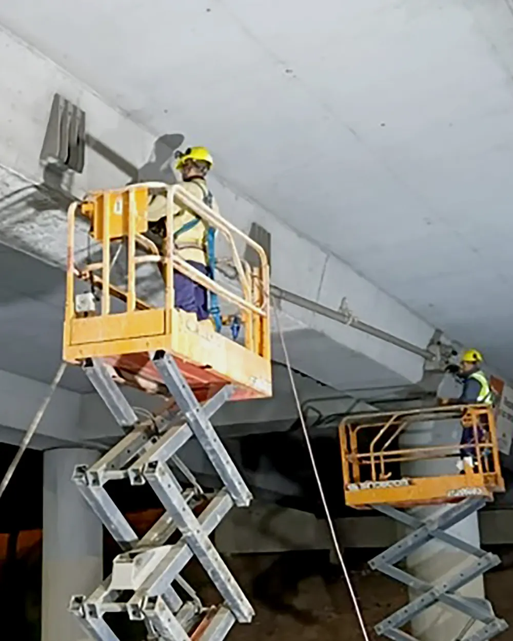 Personal de Ausol trabajando en el puente de Garín