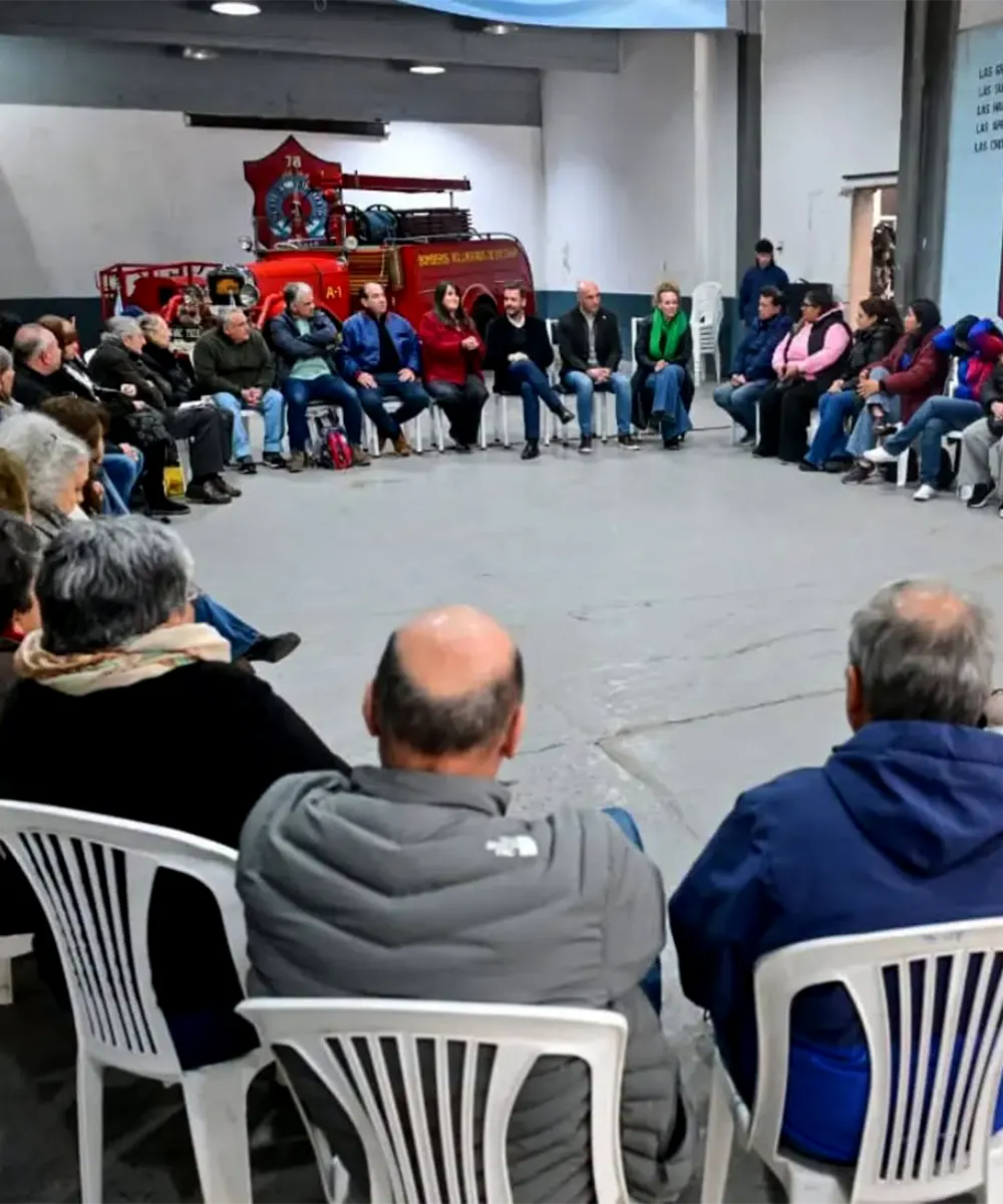 Autoridades municipales y representantes de entidades en el cuartel de bomberos de Escobar.