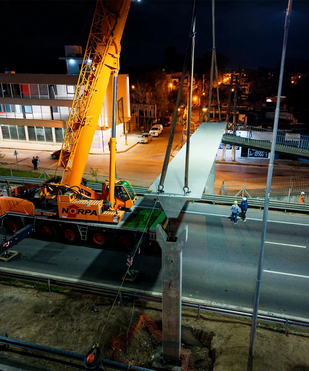 Una gr&uacute;a en el montaje de las vigas de cruce del nuevo puente peatonal